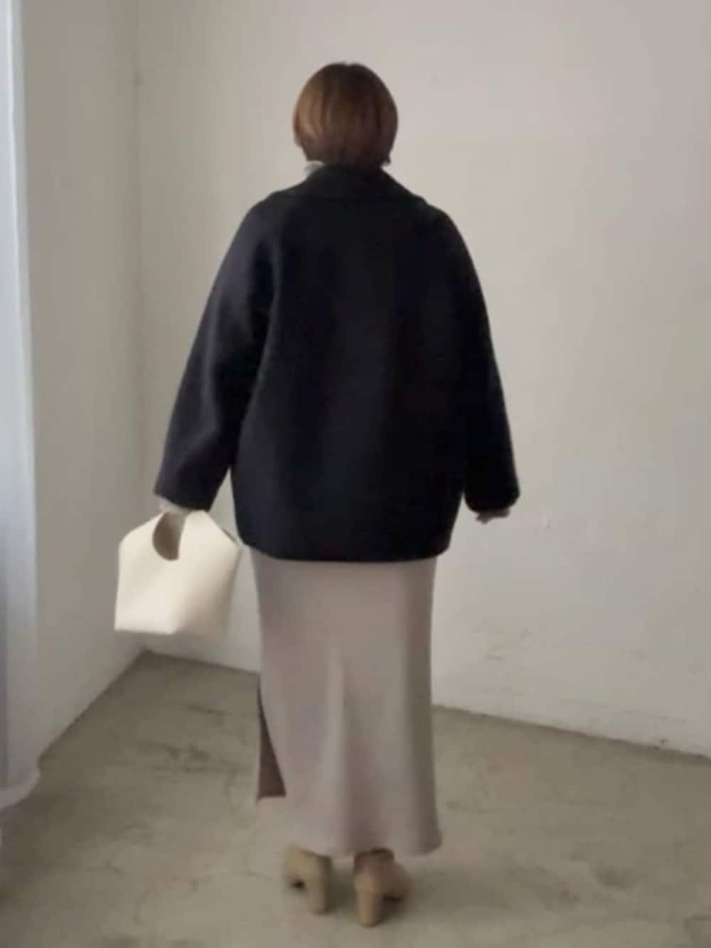 ホワイト系のハンドバッグ、ブラウン系のニット/セーター、ベージュ系のワンピースを着用したレディースの秋コーディネートの8枚目の写真