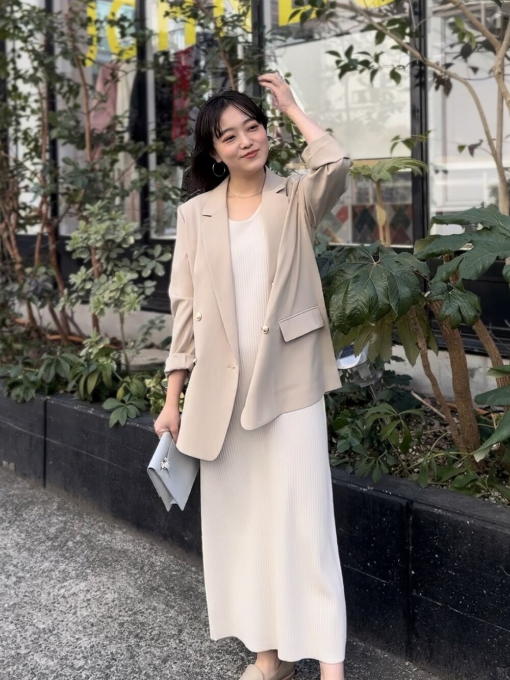 ベージュ系のテーラードジャケット、ホワイト系のワンピース、ベージュ系のローファーを着用したレディースの冬コーディネートの2枚目の写真