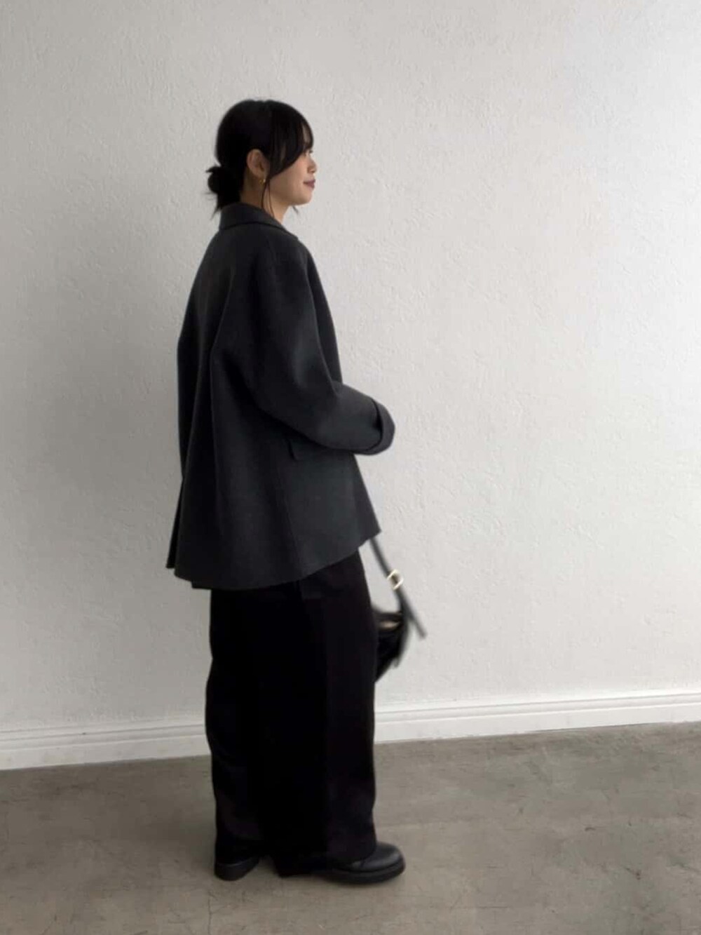 ブルー系のテーラードジャケット、ブラック系のシャツ/ブラウス、グレー系のTシャツ/カットソーを着用したレディースの秋コーディネートの3枚目の写真