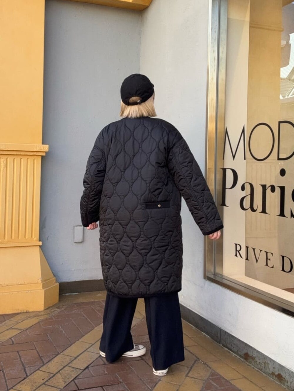 グレー系のスウェット、ブラック系のダウンジャケット/コート、ブルー系のその他パンツを着用したレディースの冬コーディネートの2枚目の写真