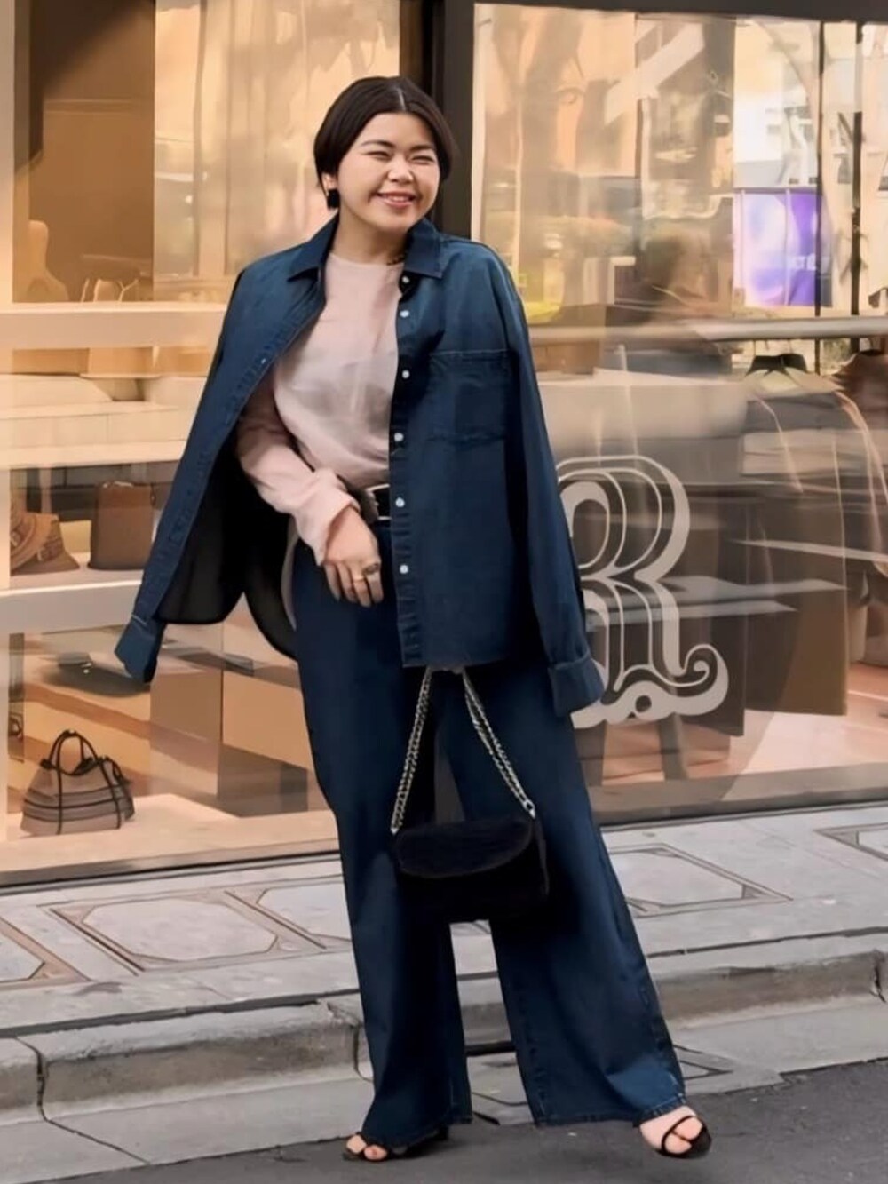 ピンク系のシャツ/ブラウス、ブラック系のショルダーバッグ、ブラック系のサンダルを着用したレディースの春コーディネートの2枚目の写真