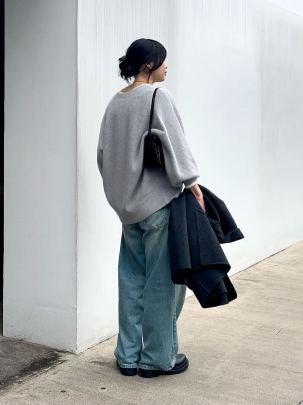 ブラウン系のカーディガン/ボレロ、ブルー系のデニムパンツ、ホワイト系のTシャツ/カットソーを着用したレディースの秋コーディネートの2枚目の写真