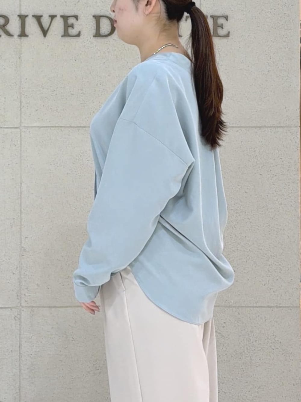 ブラウン系のその他シューズ、ブラウン系のトートバッグ、グリーン系のシャツ/ブラウスを着用したレディースの春コーディネートの6枚目の写真