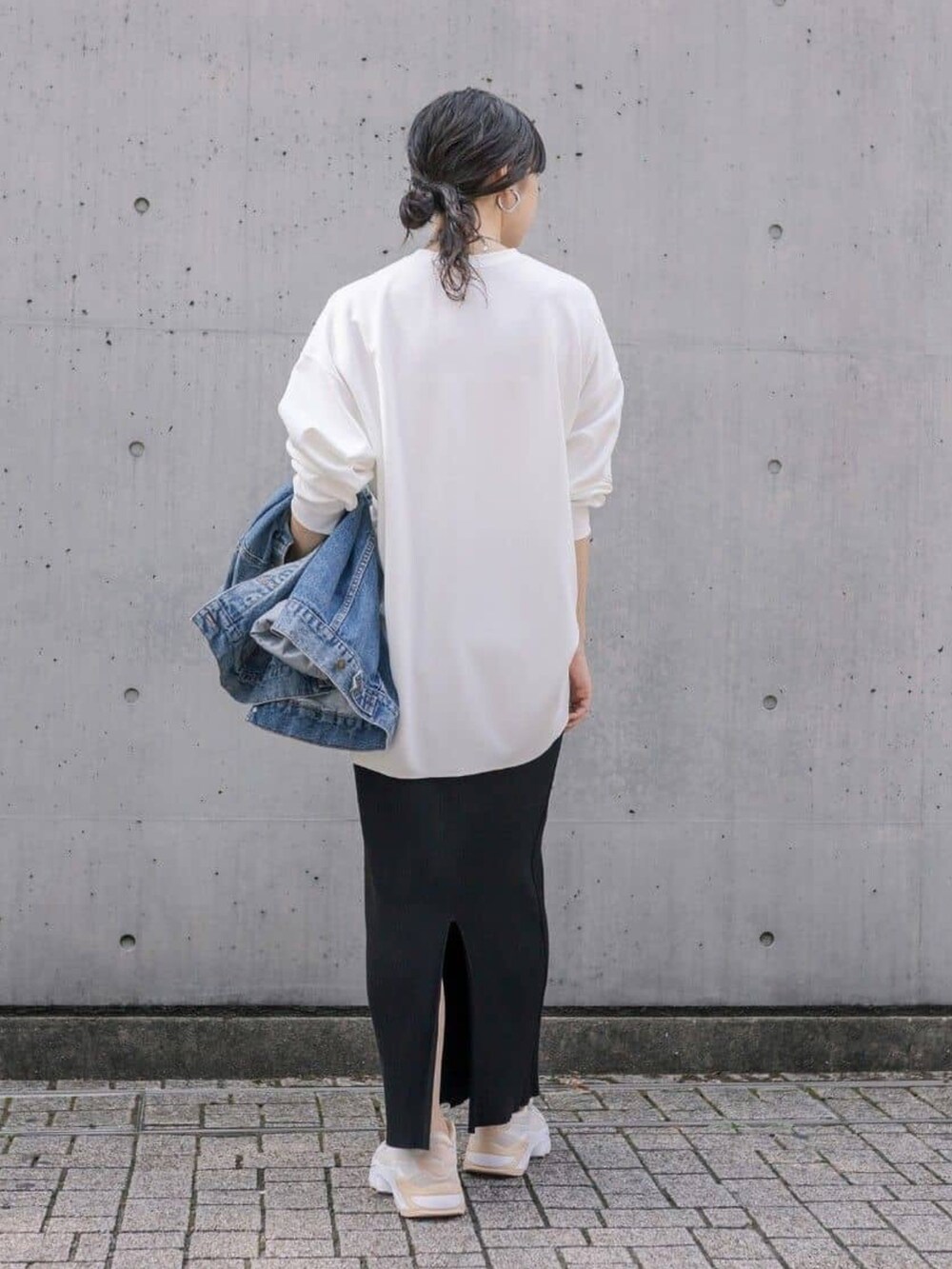 ホワイト系のTシャツ/カットソー、ブラック系のスカート、シルバー系のネックレスを着用したレディースの冬コーディネートの3枚目の写真