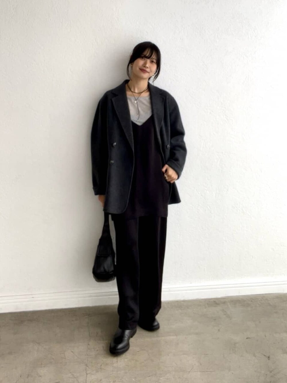 ブルー系のテーラードジャケット、ブラック系のシャツ/ブラウス、グレー系のTシャツ/カットソーを着用したレディースの秋コーディネートの2枚目の写真