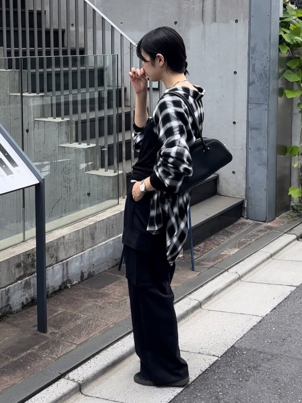 ブラック系のシャツ/ブラウス、ブルー系のカーゴパンツ、ブラック系のTシャツ/カットソーを着用したレディースの秋コーディネートの2枚目の写真