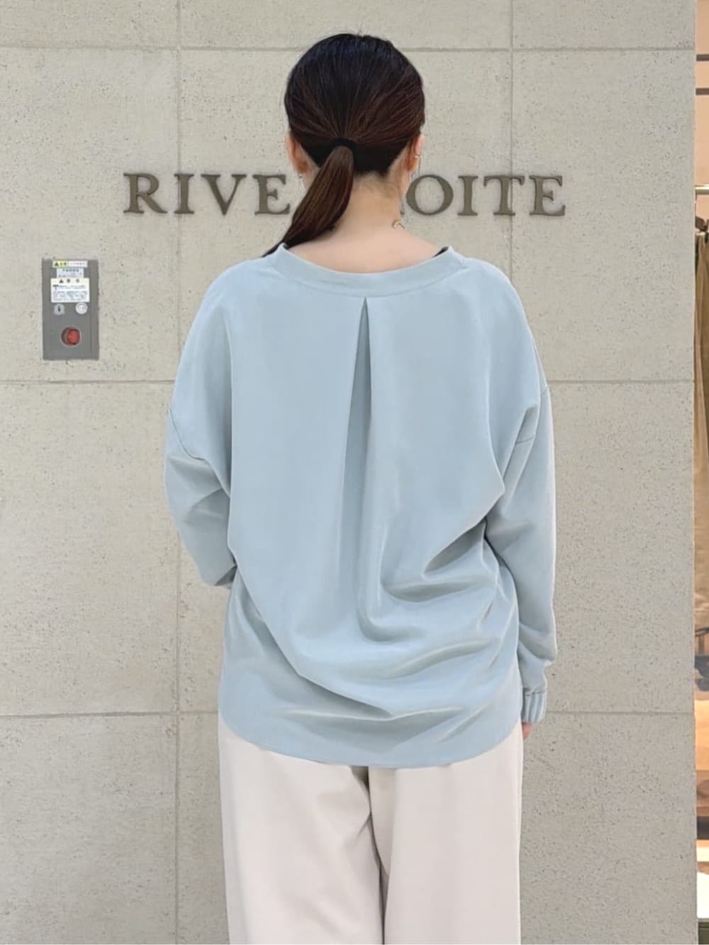 ブラウン系のその他シューズ、ブラウン系のトートバッグ、グリーン系のシャツ/ブラウスを着用したレディースの春コーディネートの7枚目の写真