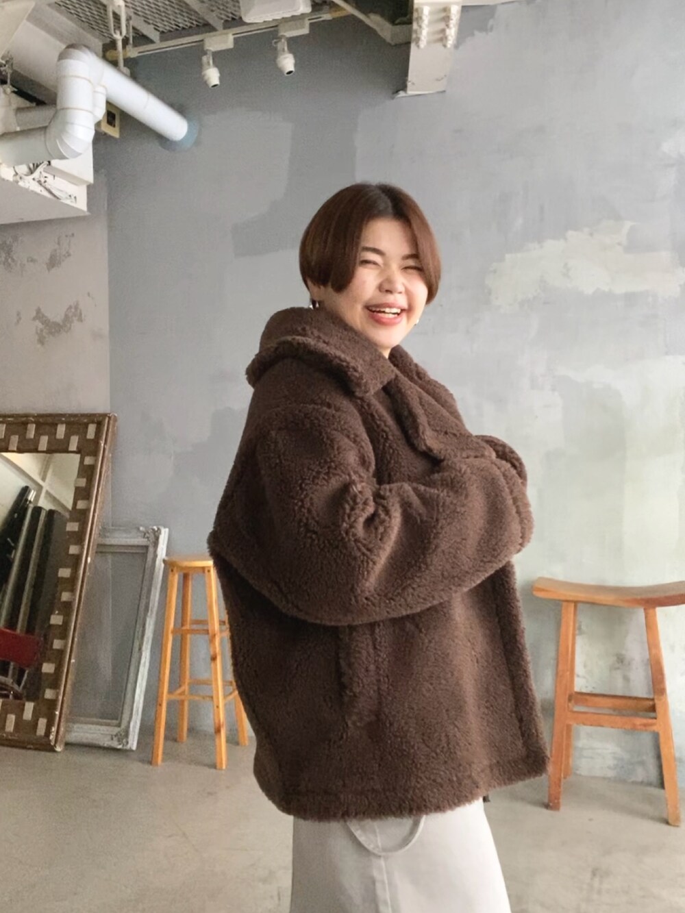 ベージュ系のブーツ、ホワイト系のニット/セーター、ブラウン系のその他アウターを着用したレディースの秋コーディネートの5枚目の写真