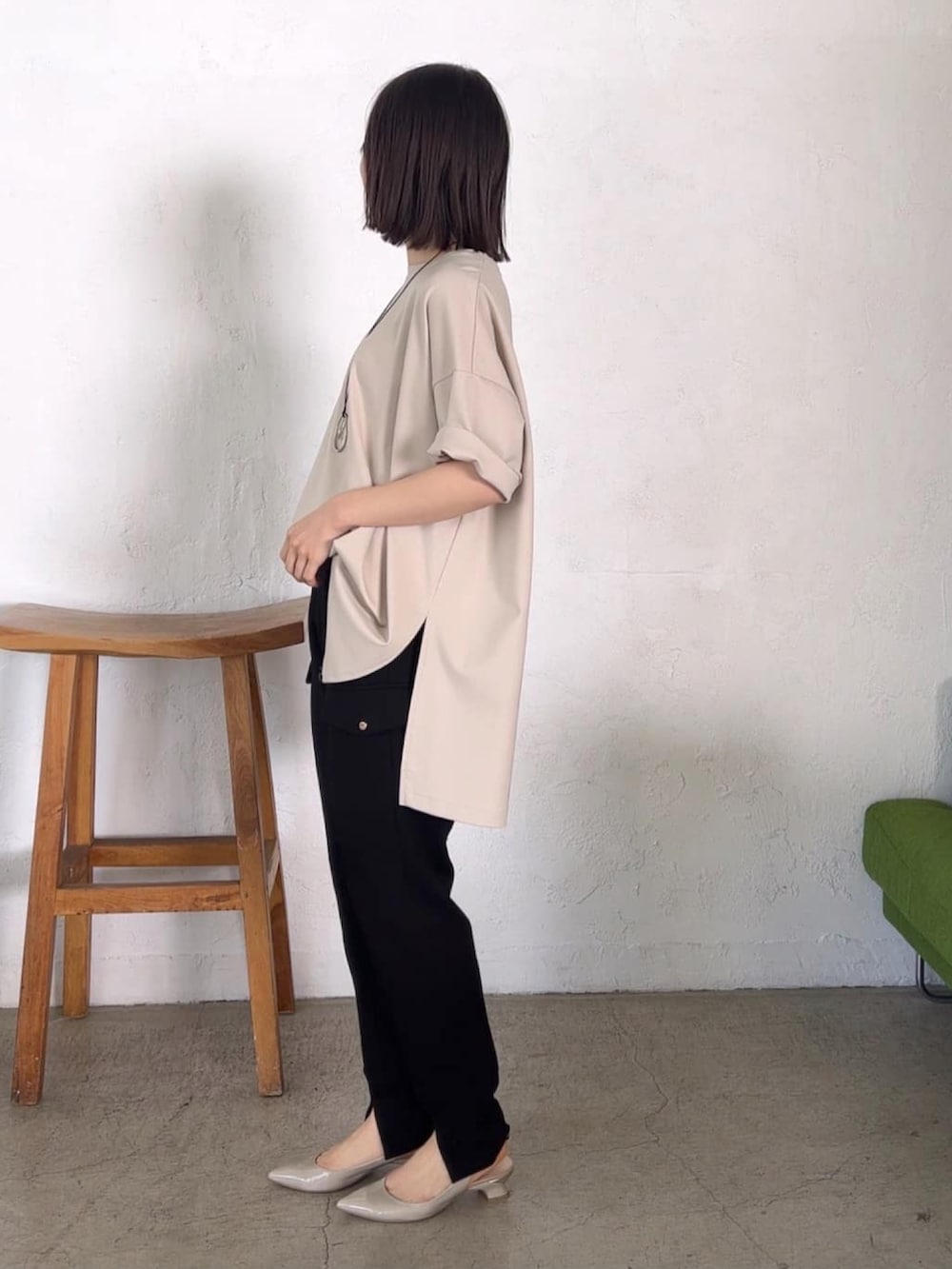 ブラック系のその他パンツ、ベージュ系のTシャツ/カットソー、シルバー系のパンプスを着用したレディースの夏コーディネートの2枚目の写真