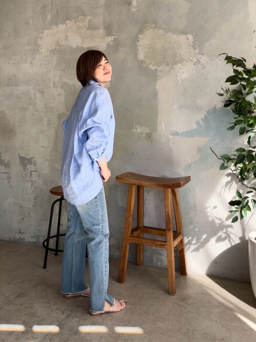 ブルー系のシャツ/ブラウス、ブルー系のデニムパンツ、シルバー系のサンダルを着用したレディースの春コーディネートの3枚目の写真