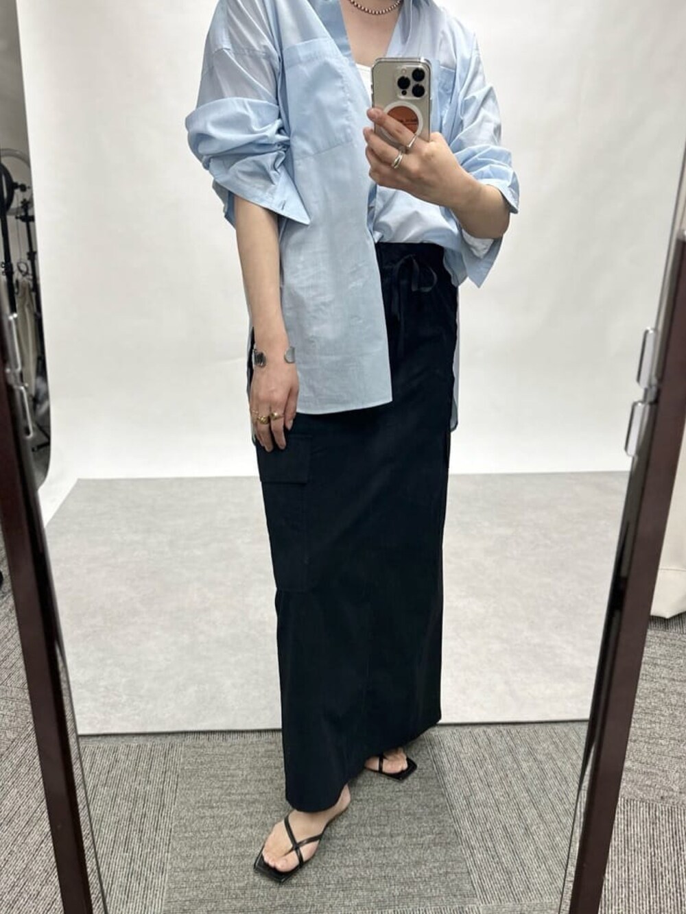 ホワイト系のシャツ/ブラウス、ブラック系のスカートを着用したレディースの春コーディネートの3枚目の写真