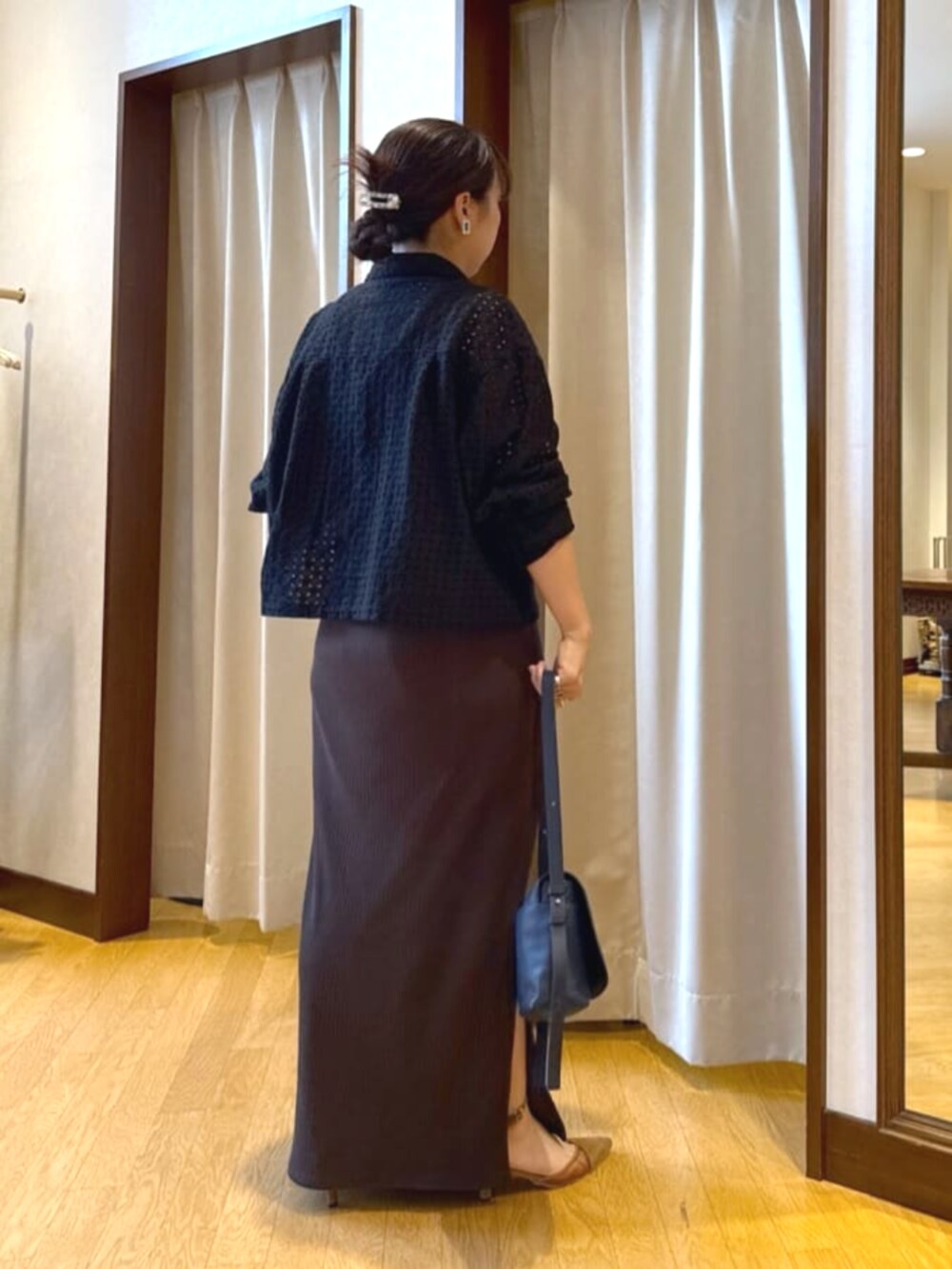 ブラウン系のワンピース、ブラウン系のパンプス、ブルー系のショルダーバッグを着用したレディースの夏コーディネートの3枚目の写真