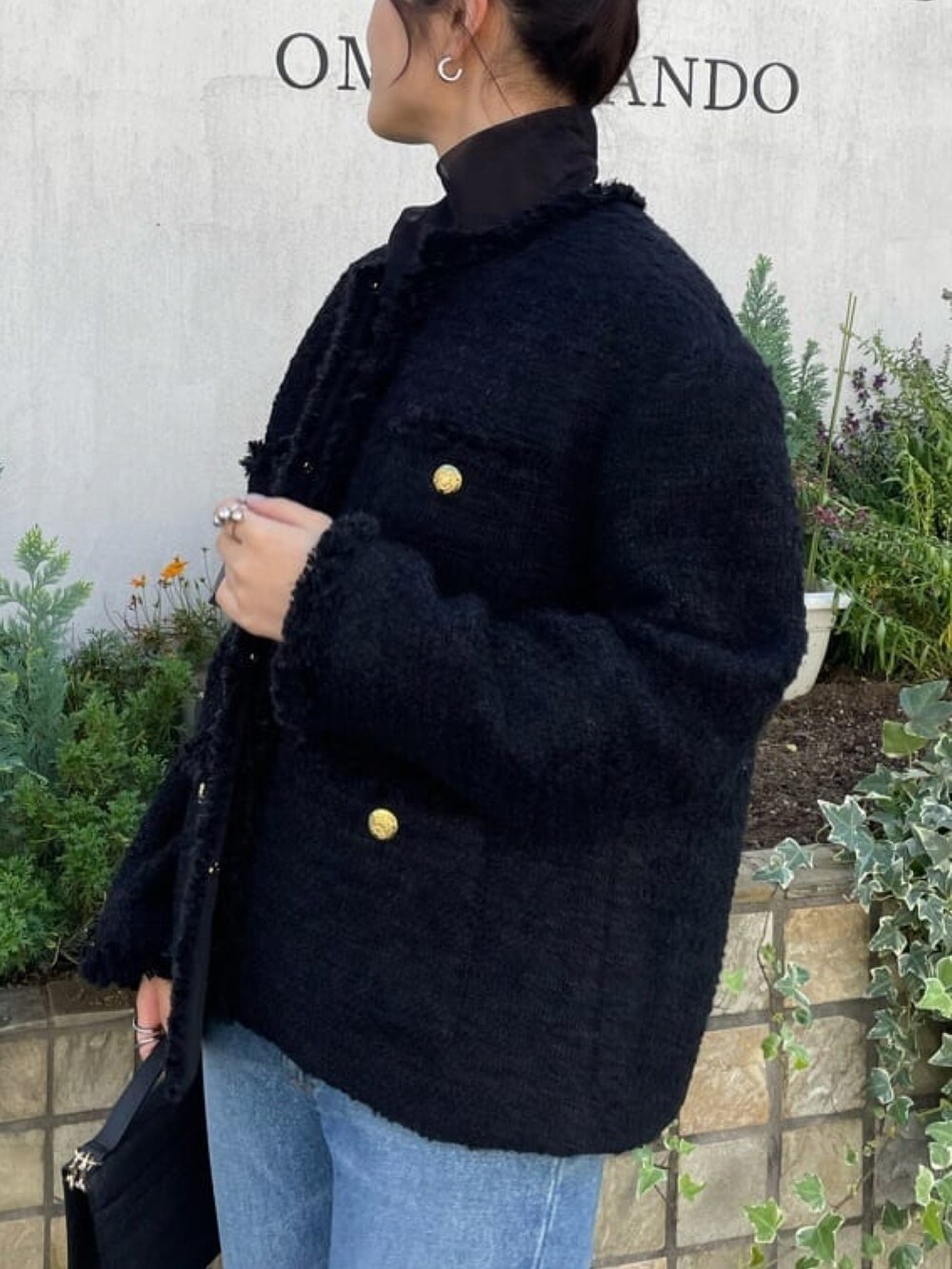 ブラック系のその他アウター、ブルー系のデニムパンツ、ブラック系のブーツを着用したレディースの冬コーディネートの3枚目の写真