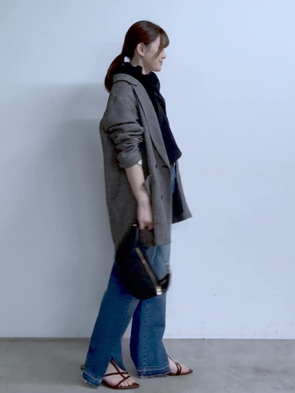 ブラック系のテーラードジャケット、ブラック系のサンダル、ブラック系のシャツ/ブラウスを着用したレディースの春コーディネートの2枚目の写真