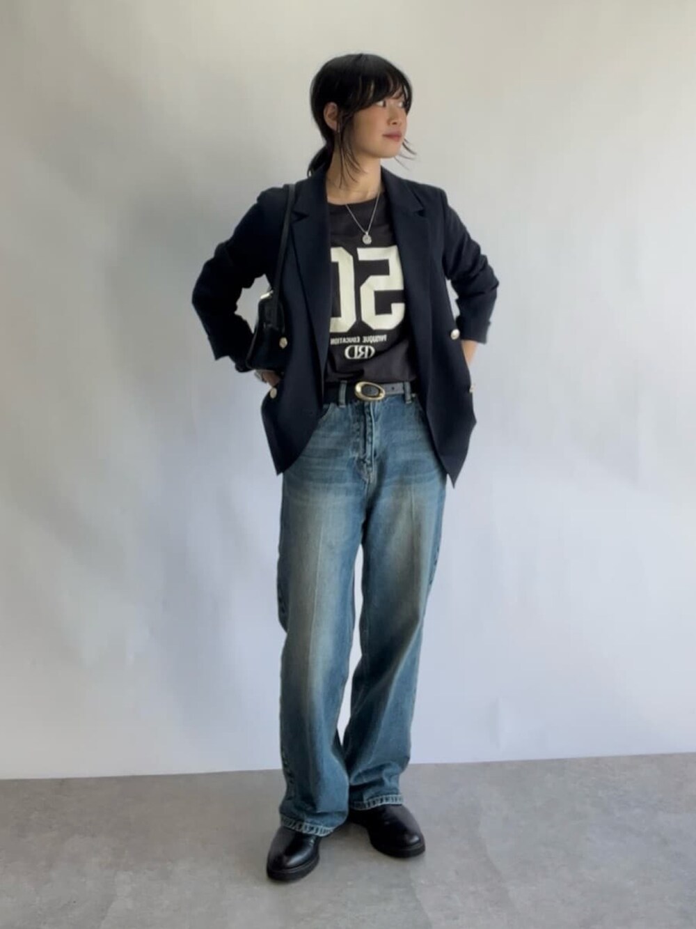 ブルー系のデニムパンツ、グレー系のTシャツ/カットソー、ブルー系のテーラードジャケットを着用したレディースの秋コーディネートの2枚目の写真