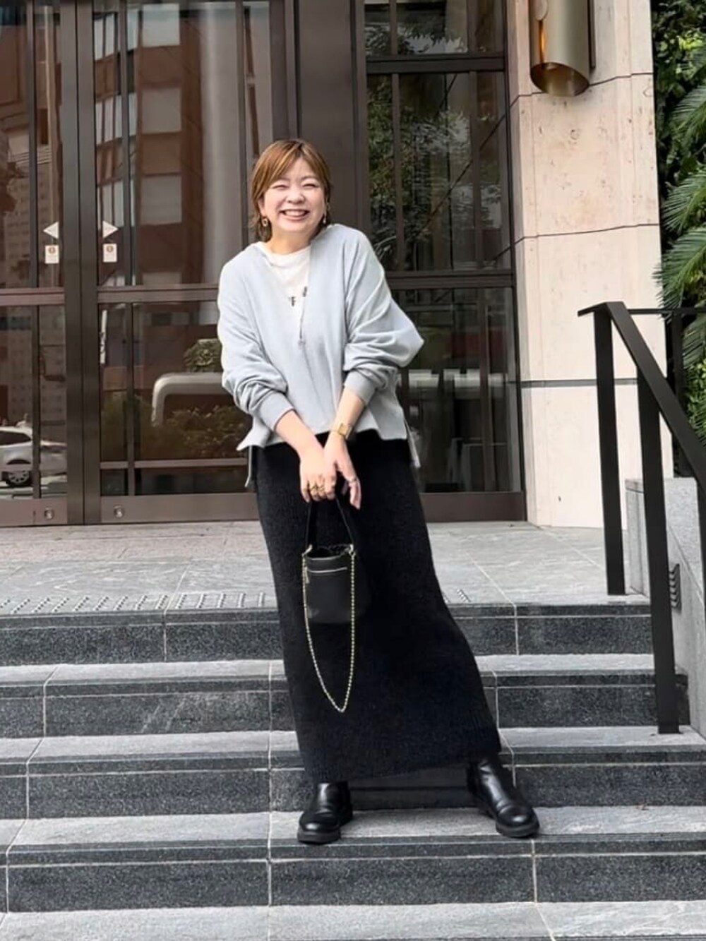 ブラック系のスカート、ホワイト系のTシャツ/カットソー、イエロー系のMA-1を着用したレディースの秋コーディネートの2枚目の写真