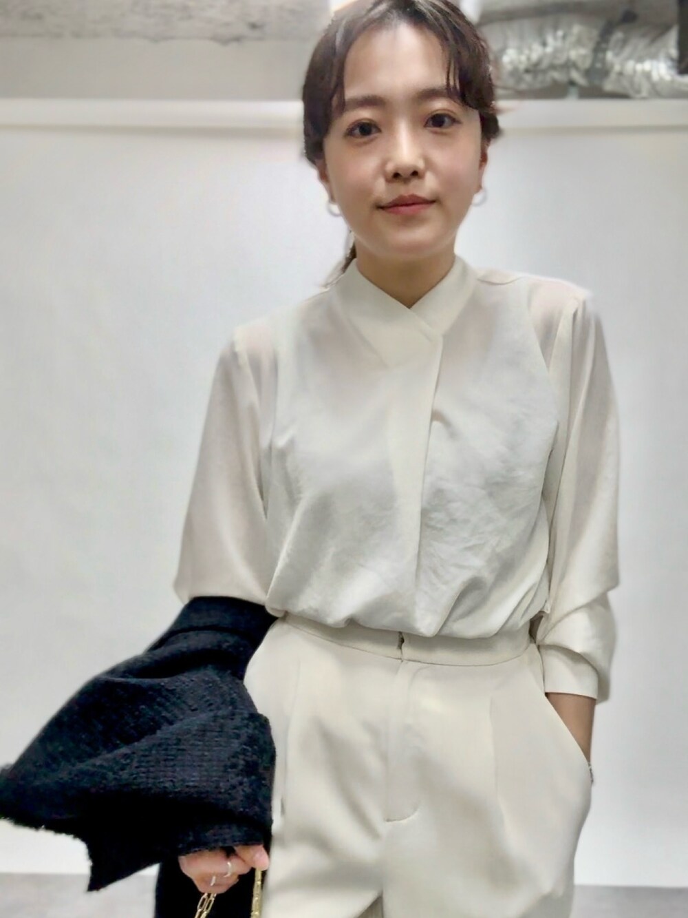 ホワイト系のシャツ/ブラウス、ホワイト系のその他パンツ、ブラック系のショルダーバッグを着用したレディースの冬コーディネートの3枚目の写真