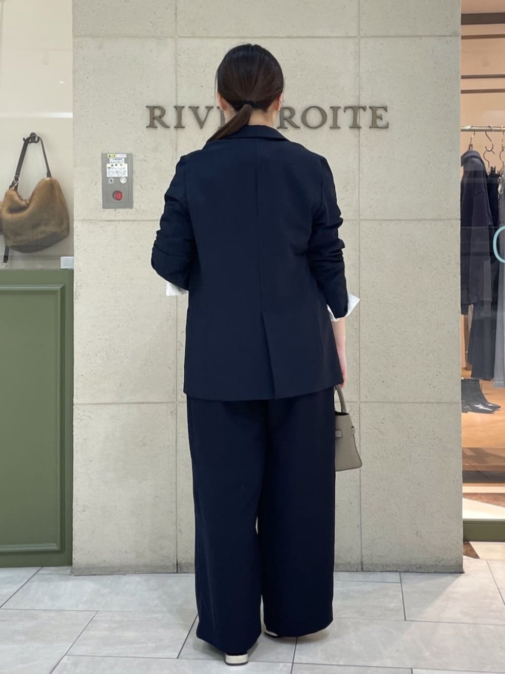 ブラウン系のその他シューズ、グレー系のトートバッグ、ホワイト系のシャツ/ブラウスを着用したレディースの春コーディネートの4枚目の写真