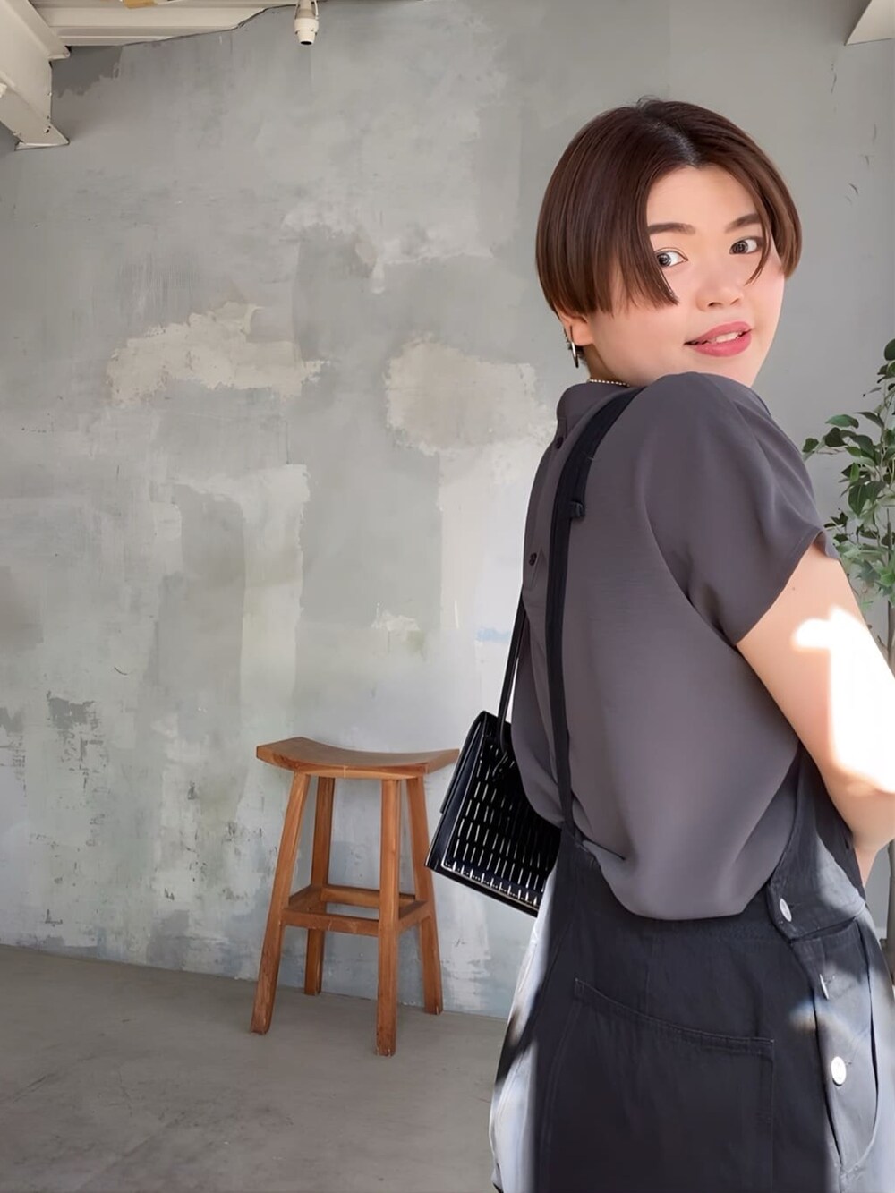 ブラック系のサロペット/オーバーオール、ホワイト系のシャツ/ブラウスを着用したレディースの春コーディネートの3枚目の写真