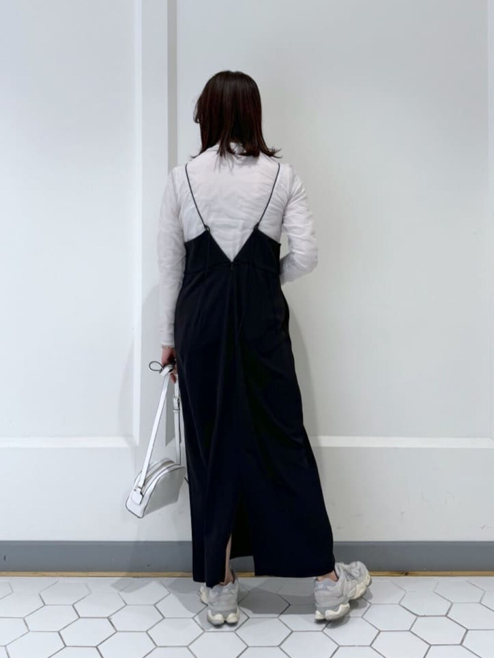 ベージュ系のTシャツ/カットソー、ブラック系のワンピースを着用したレディースの冬コーディネートの3枚目の写真