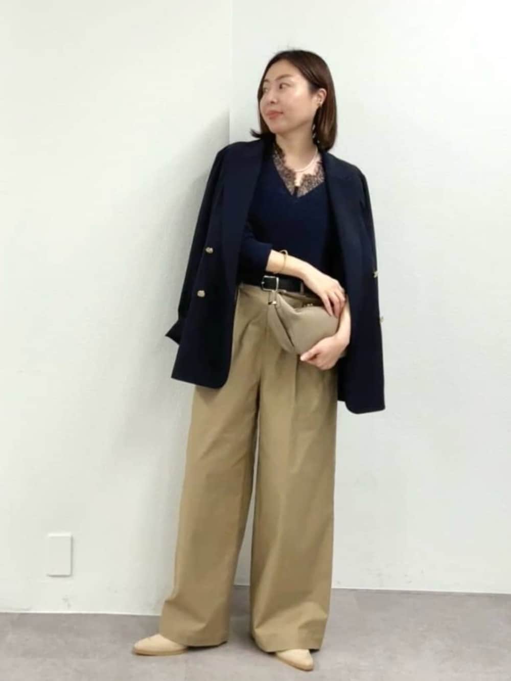 ベージュ系のその他シューズ、ベージュ系のショルダーバッグ、ブルー系のニット/セーターを着用したレディースの春コーディネートの4枚目の写真