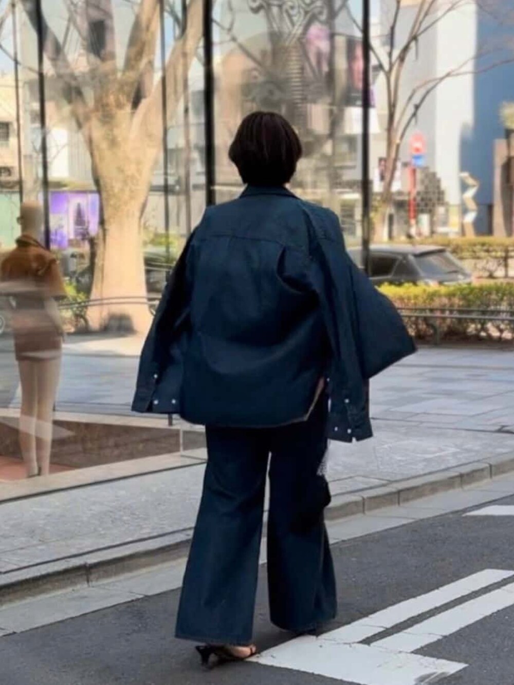 ピンク系のシャツ/ブラウス、ブラック系のショルダーバッグ、ブラック系のサンダルを着用したレディースの春コーディネートの5枚目の写真