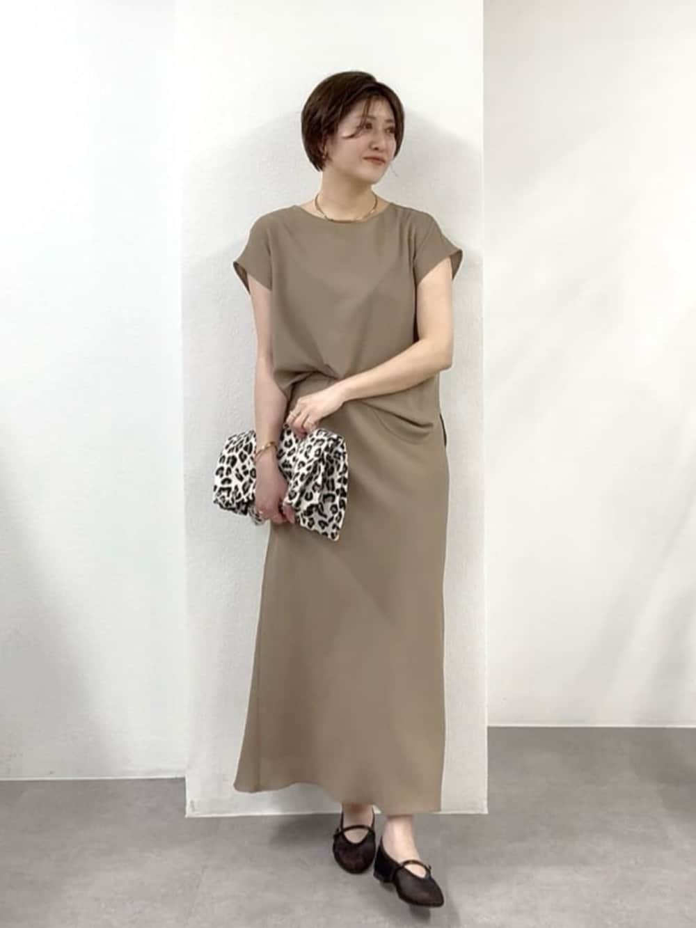 ブラック系のその他シューズ、ベージュ系のトートバッグ、ブラウン系のシャツ/ブラウスを着用したレディースの春コーディネートの2枚目の写真