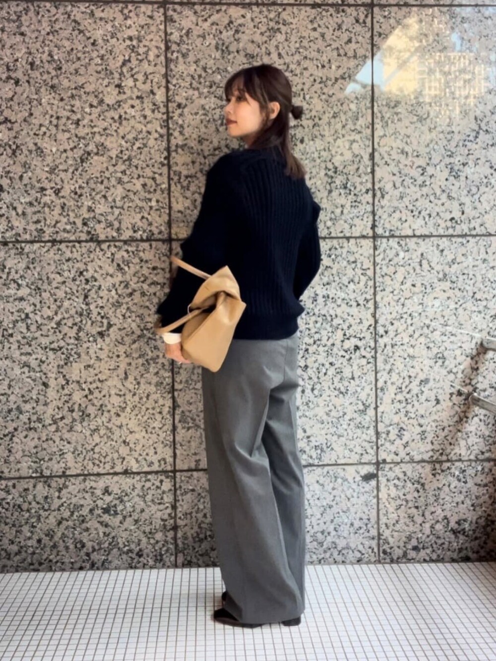 ブルー系のニット/セーター、イエロー系のトートバッグ、グレー系のその他パンツを着用したレディースの冬コーディネートの2枚目の写真