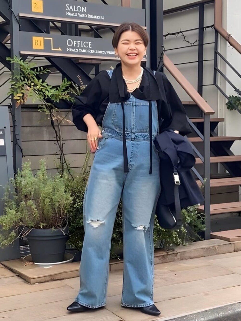 ブルー系のテーラードジャケット、ブルー系のサロペット/オーバーオール、ブラック系のシャツ/ブラウスを着用したレディースの冬コーディネートの2枚目の写真