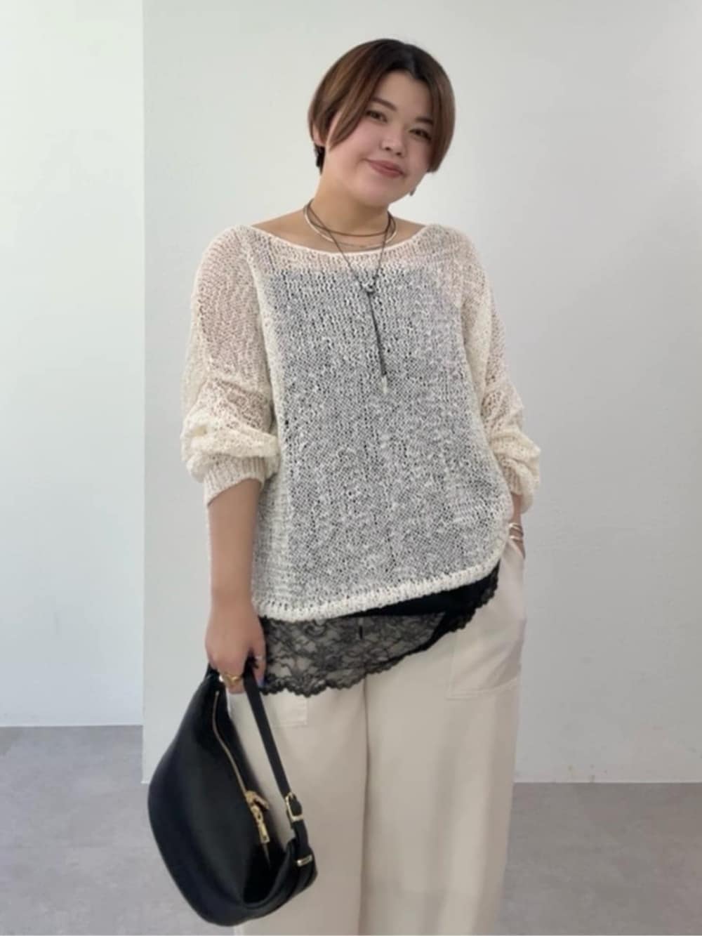 ホワイト系のその他パンツ、ブラウン系のキャミソール、ホワイト系のニット/セーターを着用したレディースの春コーディネートの8枚目の写真