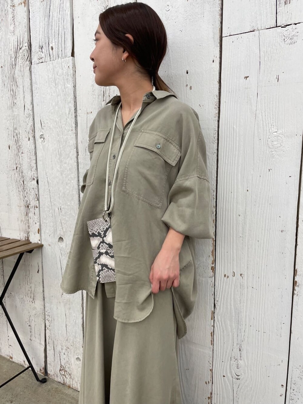 グリーン系のシャツ/ブラウス、グリーン系のスカート、シルバー系のその他シューズを着用したレディースの冬コーディネートの6枚目の写真