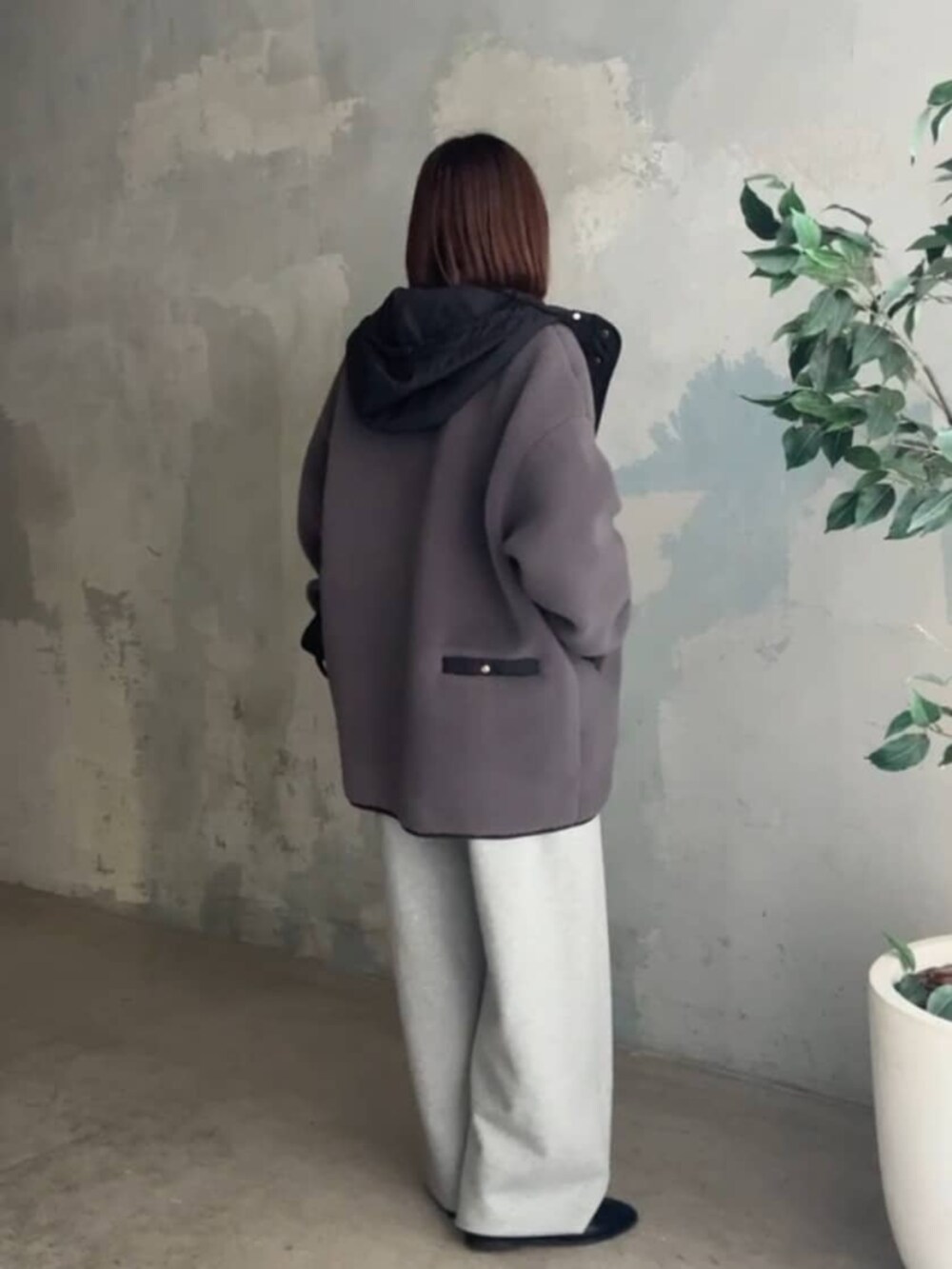 ブラック系のローファー、ブラック系のハンドバッグ、グレー系のその他アウターを着用したレディースの冬コーディネートの3枚目の写真