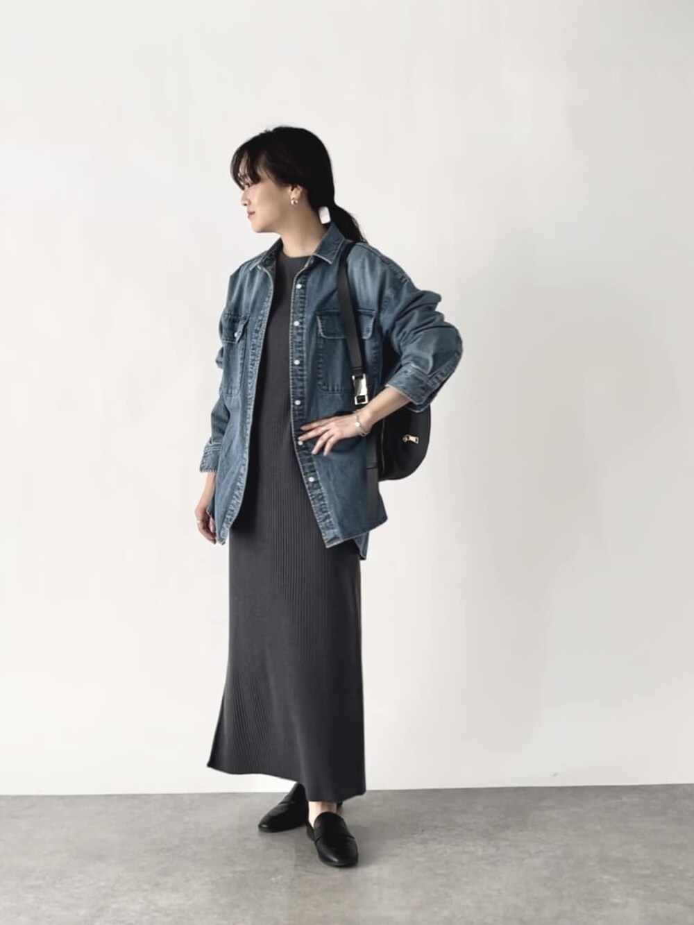グレー系のワンピース、ブルー系のシャツ/ブラウス、ブラック系のローファーを着用したレディースの冬コーディネートの2枚目の写真