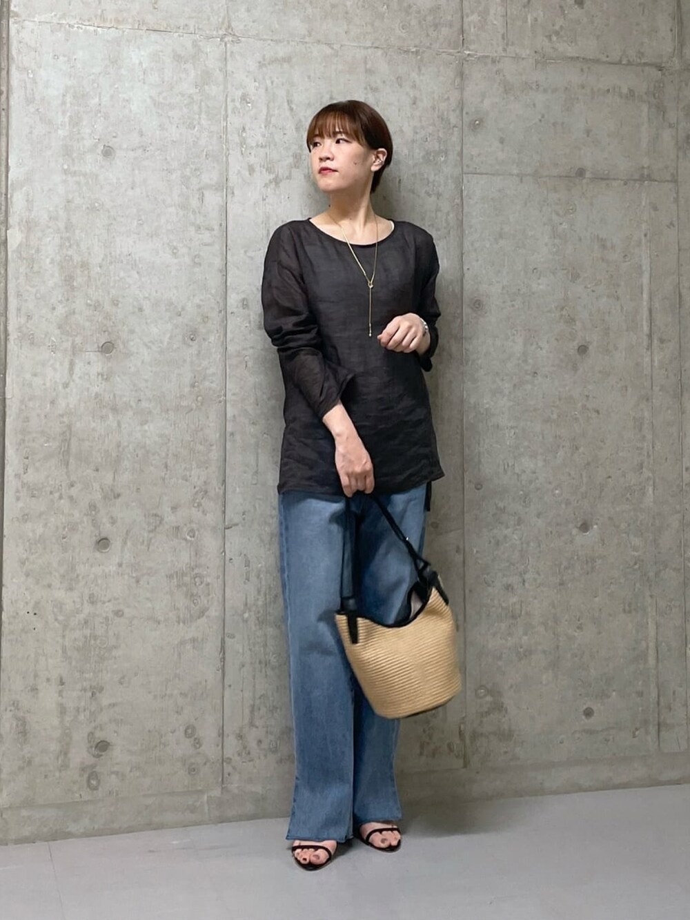 グレー系のシャツ/ブラウス、ブルー系のデニムパンツを着用したレディースの春コーディネートの2枚目の写真