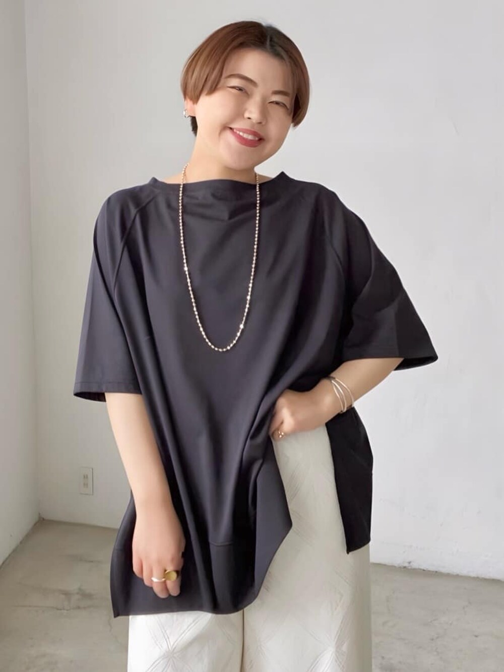 ブラック系のTシャツ/カットソー、ホワイト系のその他パンツを着用したレディースの春コーディネートの4枚目の写真