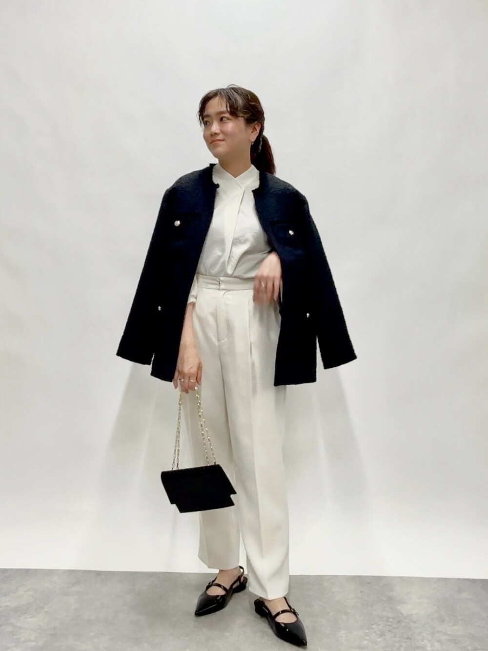 ホワイト系のシャツ/ブラウス、ホワイト系のその他パンツ、ブラック系のショルダーバッグを着用したレディースの冬コーディネートの2枚目の写真