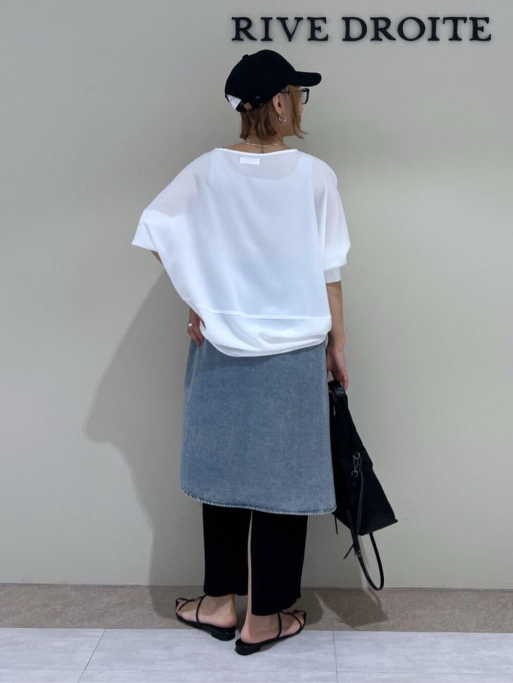 ホワイト系のシャツ/ブラウス、ブルー系のシャツ/ブラウス、ブラック系のスカートを着用したレディースの春コーディネートの3枚目の写真