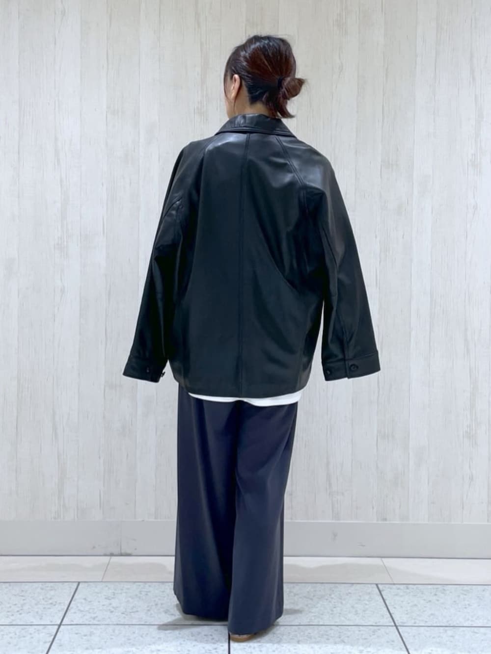 ホワイト系のTシャツ/カットソー、ブラック系のショルダーバッグ、グレー系のパンプスを着用したレディースの冬コーディネートの3枚目の写真