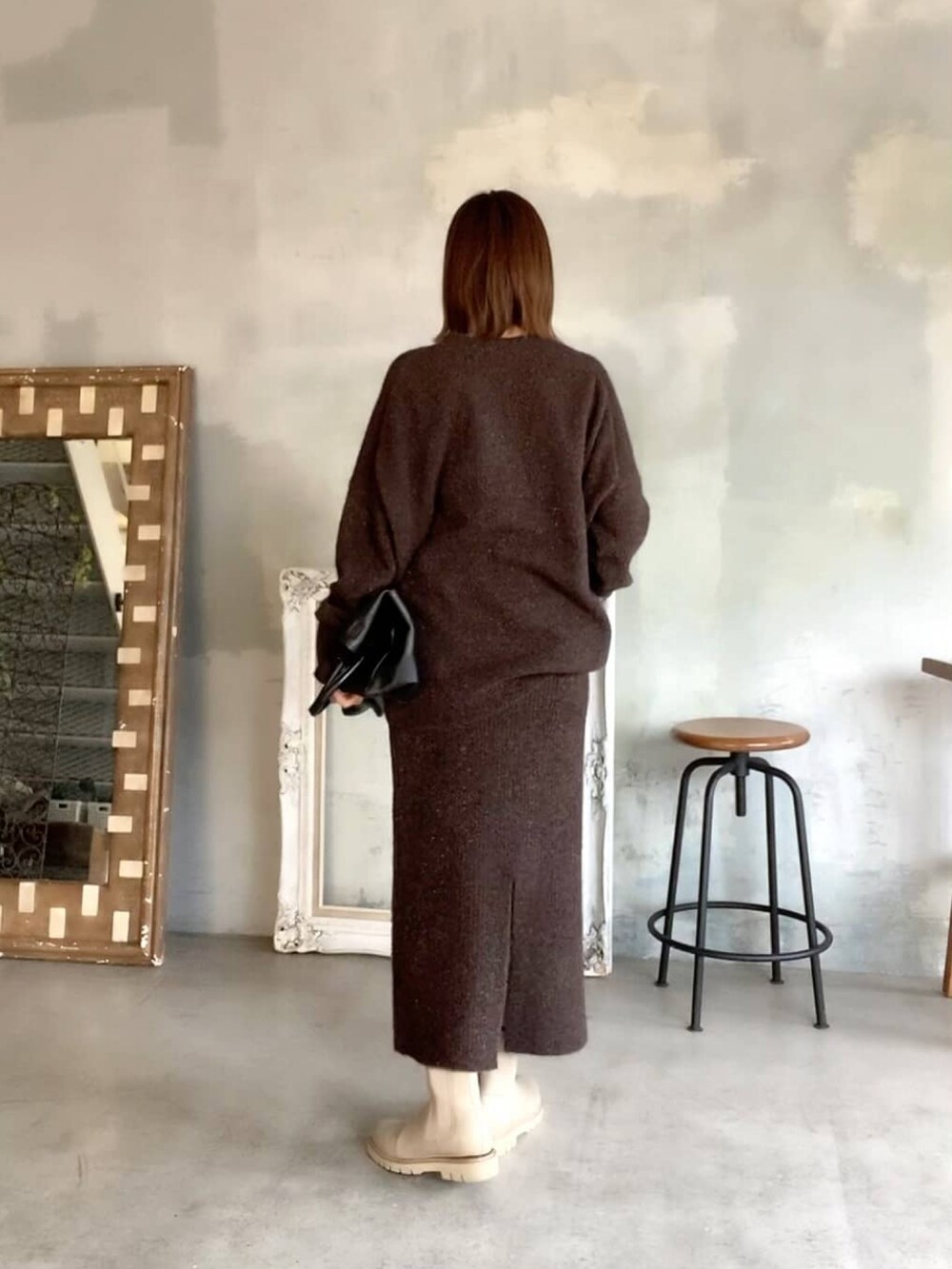 ブラウン系のカーディガン/ボレロ、ブラウン系のスカート、ベージュ系のブーツを着用したレディースの冬コーディネートの3枚目の写真