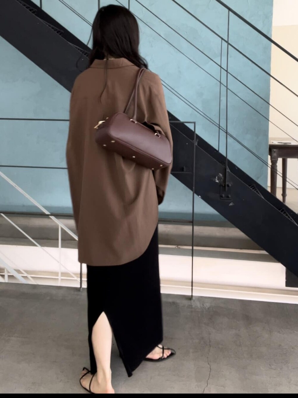 ブラック系のワンピース、ブラウン系のシャツ/ブラウス、ブラック系のサンダルを着用したレディースの夏コーディネートの3枚目の写真