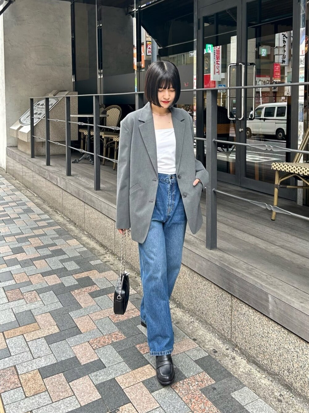 ブルー系のデニムパンツ、グレー系のテーラードジャケットを着用したレディースの冬コーディネートの3枚目の写真