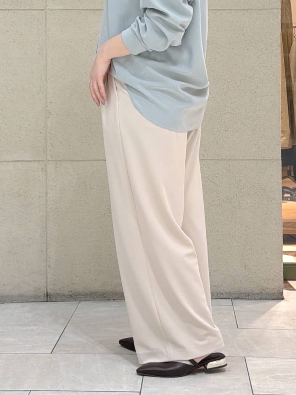 ブラウン系のその他シューズ、ブラウン系のトートバッグ、グリーン系のシャツ/ブラウスを着用したレディースの春コーディネートの9枚目の写真