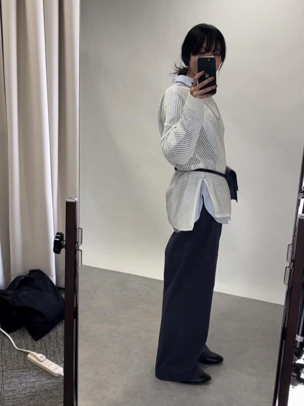 ホワイト系のニット/セーター、ブラック系のショルダーバッグ、ブルー系のシャツ/ブラウスを着用したレディースの冬コーディネートの2枚目の写真