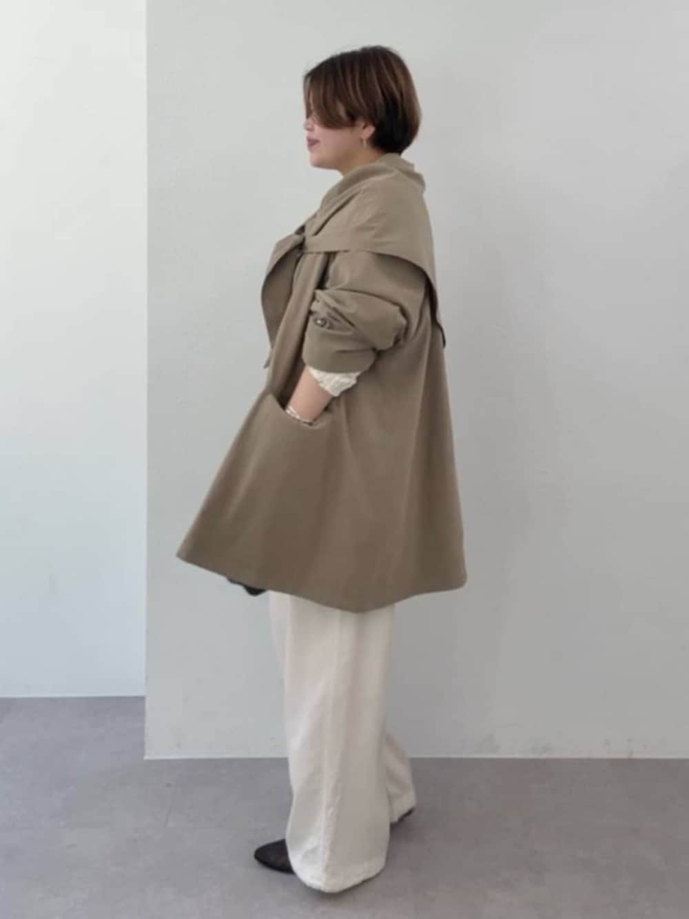 ホワイト系のその他パンツ、ブラウン系のキャミソール、ホワイト系のニット/セーターを着用したレディースの春コーディネートの2枚目の写真