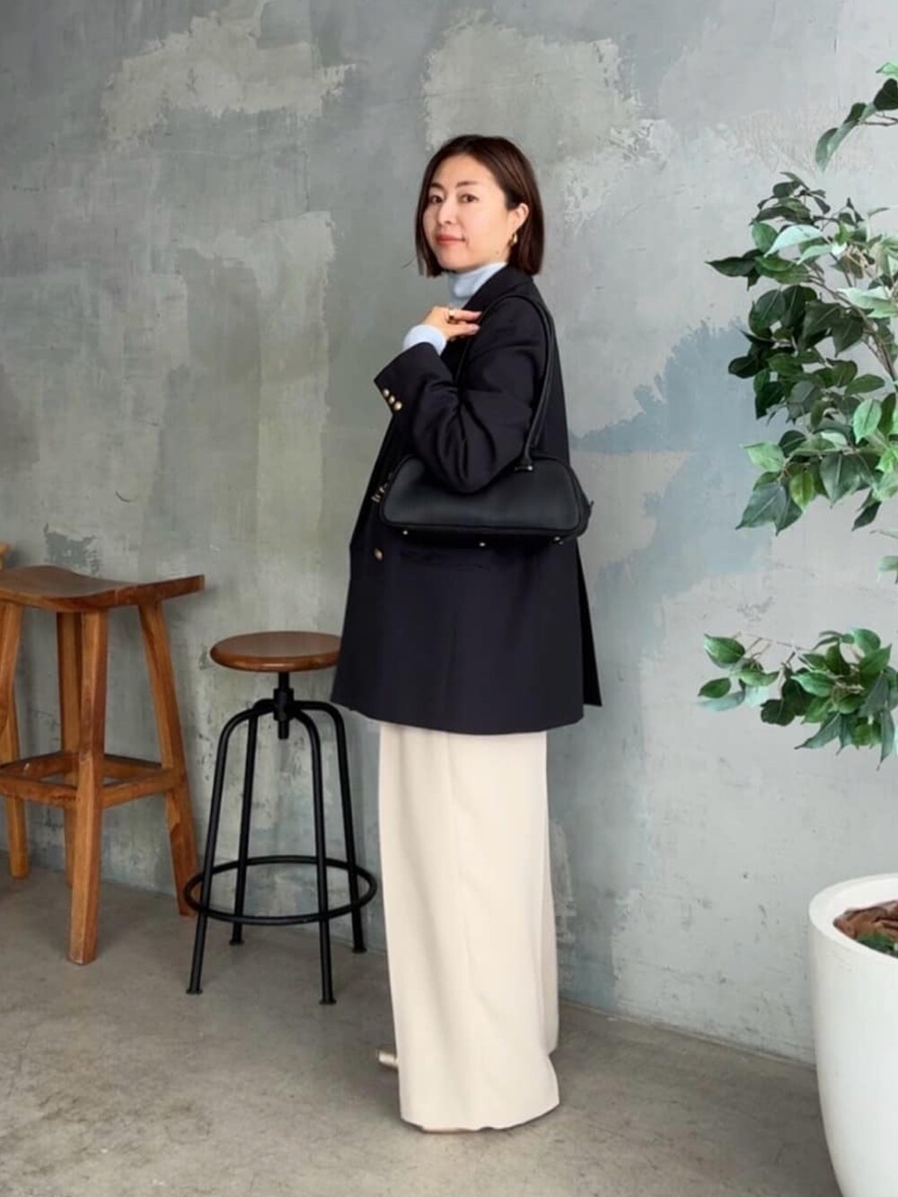 ブルー系のニット/セーター、ブルー系のテーラードジャケット、ベージュ系のその他パンツを着用したレディースの秋コーディネートの3枚目の写真