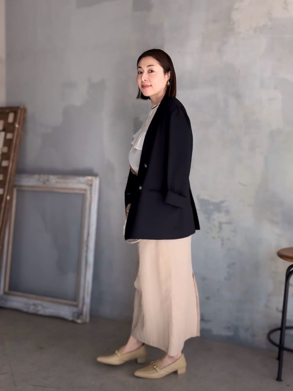 ブルー系のテーラードジャケット、ホワイト系のシャツ/ブラウス、ベージュ系のスカートを着用したレディースの春コーディネートの2枚目の写真