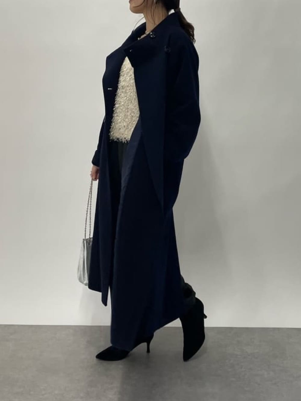 グリーン系のカーゴパンツ、ホワイト系のシャツ/ブラウス、ブラック系のブーツを着用したレディースの冬コーディネートの2枚目の写真