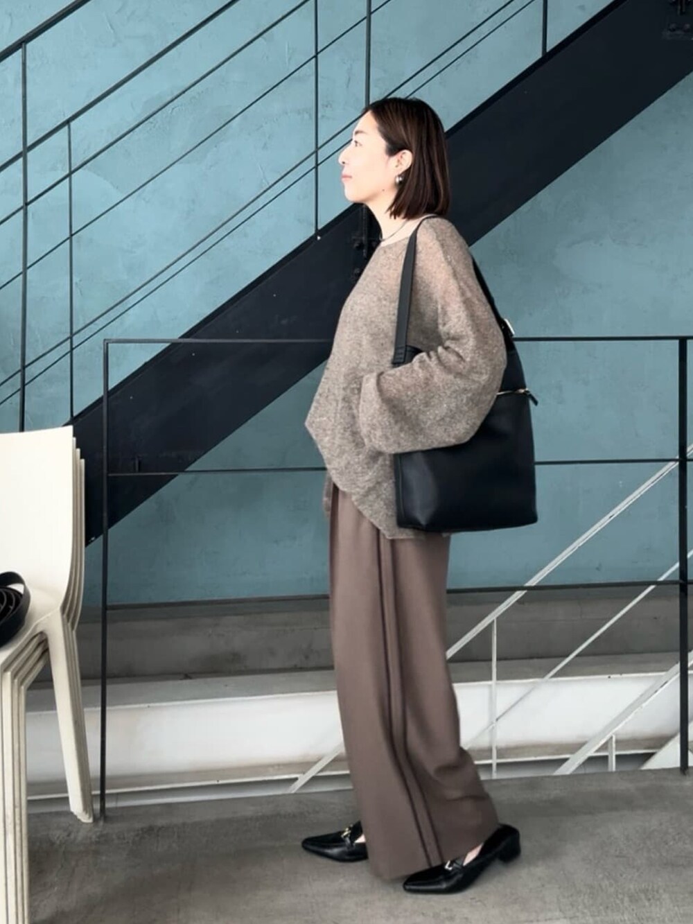 ブラウン系のニット/セーター、ブラウン系のその他パンツ、ブラック系のショルダーバッグを着用したレディースの夏コーディネートの2枚目の写真