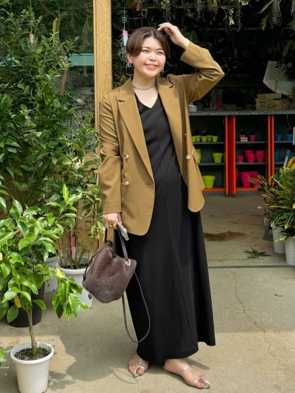 ブラック系のワンピース、シルバー系のサンダル、ブラウン系のテーラードジャケットを着用したレディースの夏コーディネートの2枚目の写真