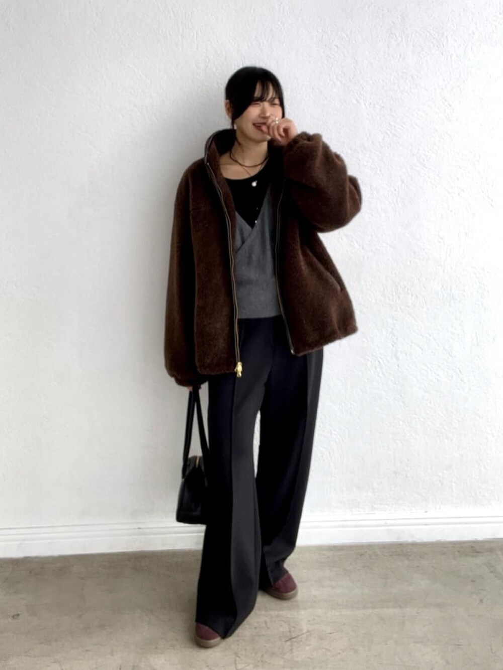 グレー系のニット/セーター、ブラウン系のその他アウター、ブラック系のその他パンツを着用したレディースの秋コーディネートの2枚目の写真